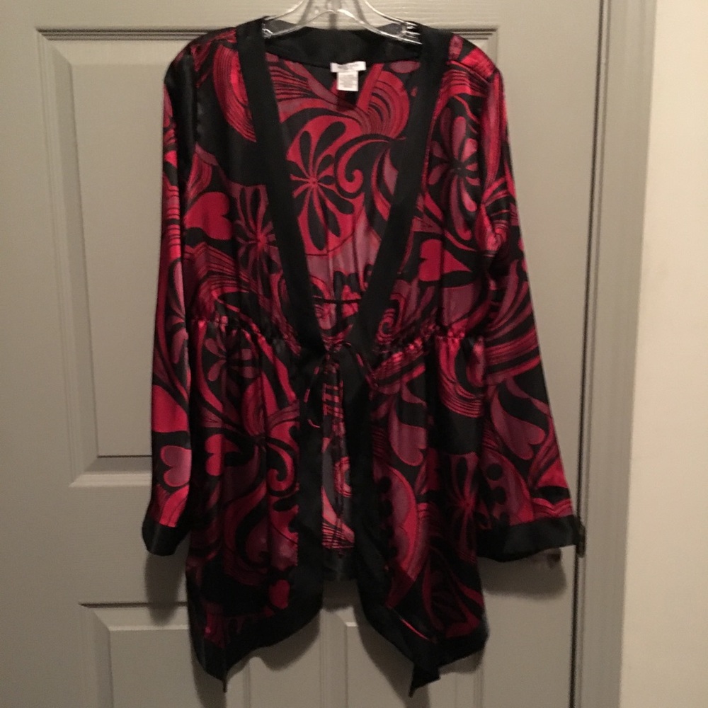 Bisou Bisou maternity floral kimono top.